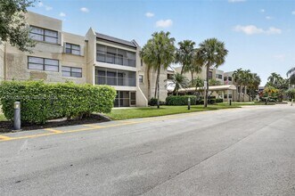 Building Photo - 220 Lakeview Dr