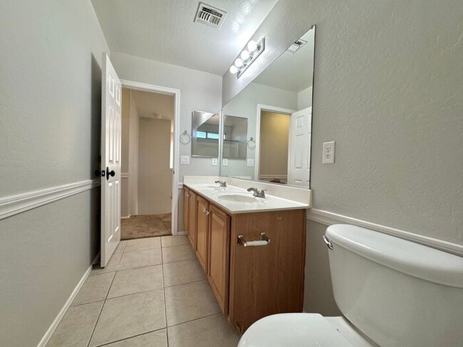 Building Photo - 1056 E Lakeview Dr