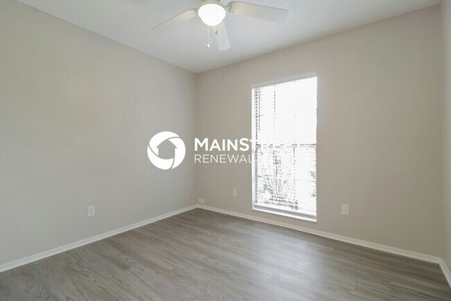 Building Photo - 4 Bedroom Pet-Friendly Home in Orlando, FL with Main Street Renewal