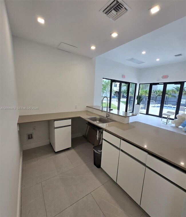 Building Photo - 5503 W Oak Wy