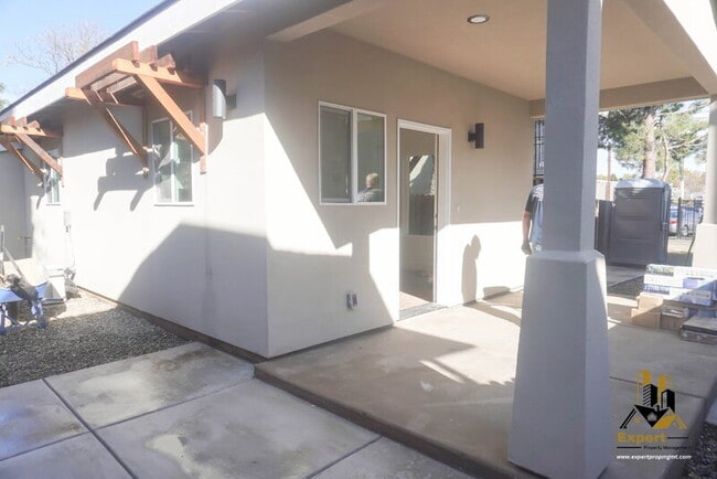 Building Photo - 125 B St