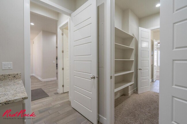 Building Photo - Pet Friendly 4 Bedroom Home! Internet Incl...