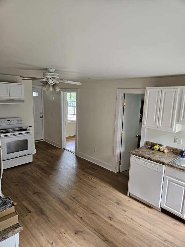 Building Photo - 164-2 Bridgeport Ave