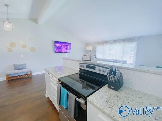 Building Photo - 12005 Greenleaf Dr SE