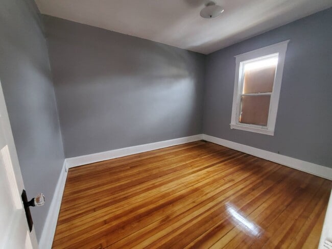 Building Photo - Single Family Home w/ HUGE Yard