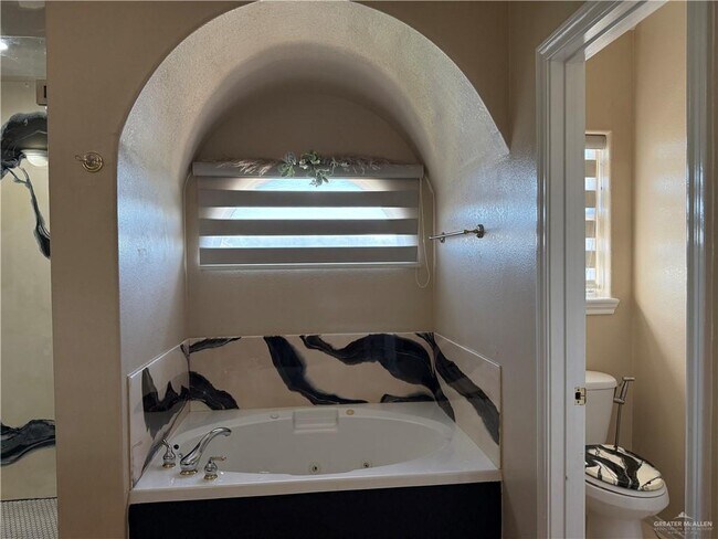 Building Photo - 35 Wisteria Dr