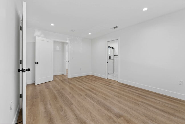 Building Photo - 678 E 45th St