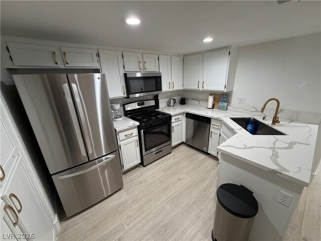 Building Photo - 3004 Ocean View Dr