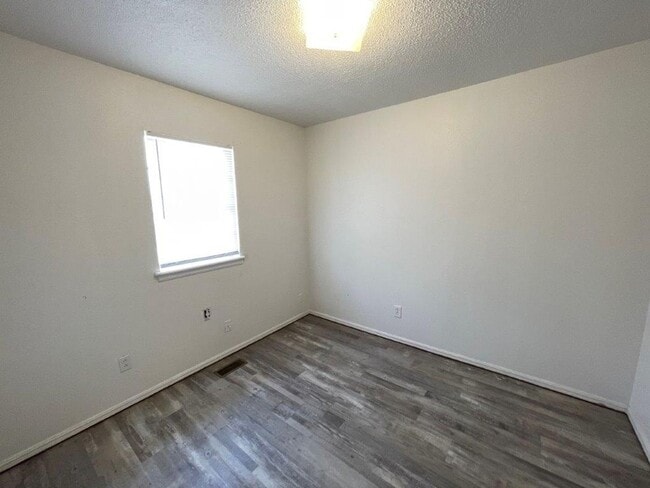 Building Photo - New paint, 3 bed 1 bath 1 car in SE Okc!