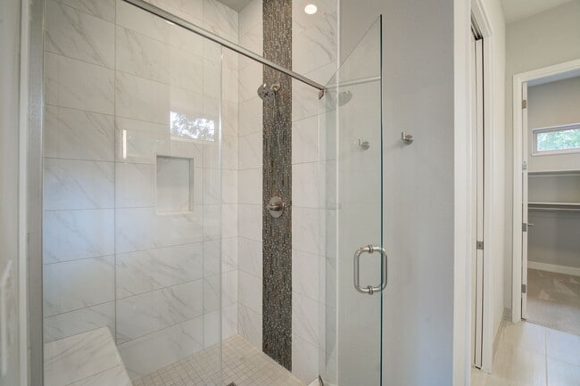 Building Photo - 4Bd/3Ba Bellevue Townhouse