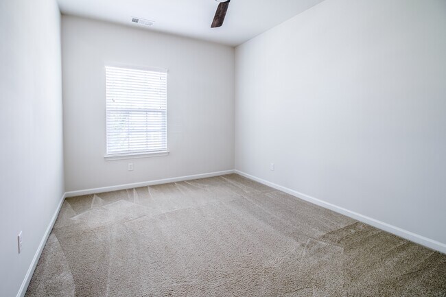 Building Photo - 2048 Oglethorpe Dr