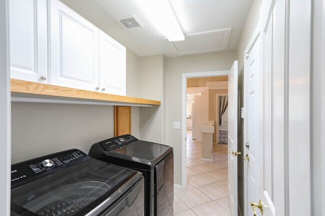 Building Photo - Single Story Northwest 3 Bedroom Pool Home