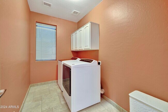 Building Photo - 7687 E Pozos Dr