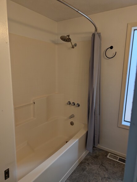 Master Bath - 2424 Morning Dove Ct NW