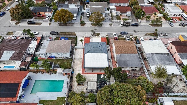 Building Photo - 172 W 17th St