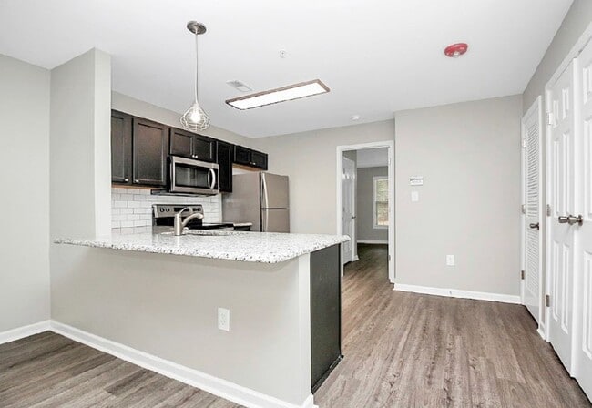 Building Photo - Charming 1 Bedroom/1 Bathroom Condo - Newl...