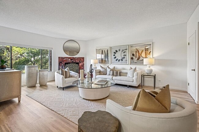 Building Photo - Elegant 2BR Condo with Golf Course Views i...