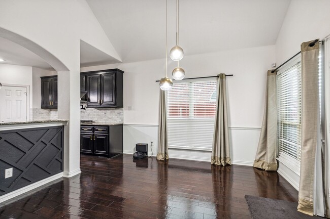 Building Photo - Luxurious in Little Elm