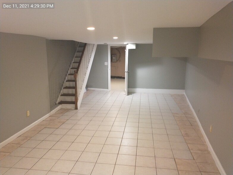 Building Photo - 209 N Ellwood Ave