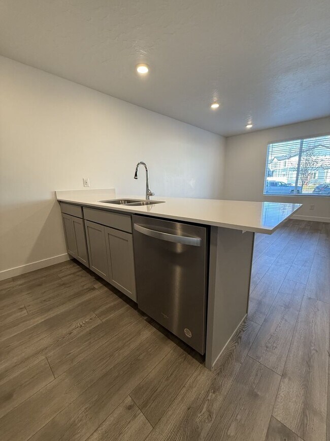 Building Photo - Charming Townhome in Provo, UT  $500 gift card if rented before Valentines day