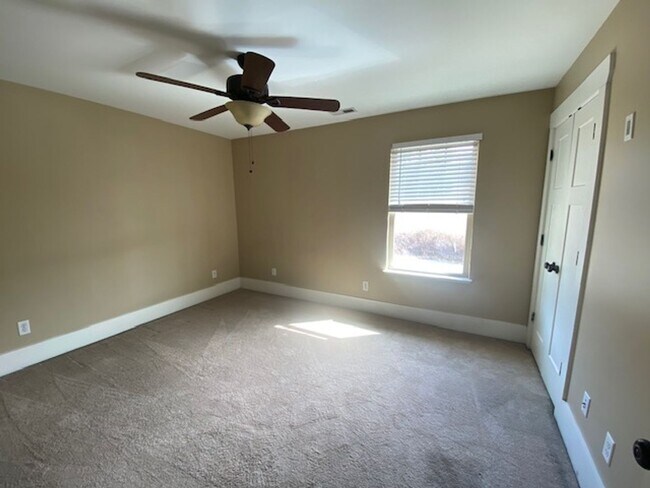 Building Photo - 3 Bedroom 2 Bath Townhouse