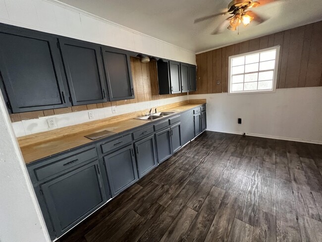 Building Photo - 398 Sunset Dr