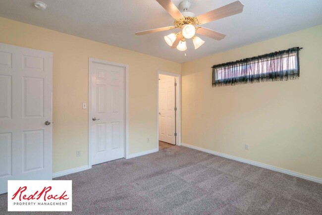 Building Photo - Dog Friendly - 3 Bedroom, 2 Bathroom Prope...