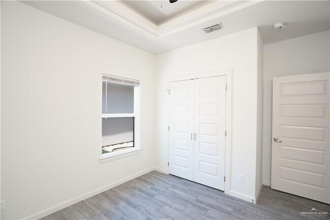 Building Photo - 1704 W Garrison Dr