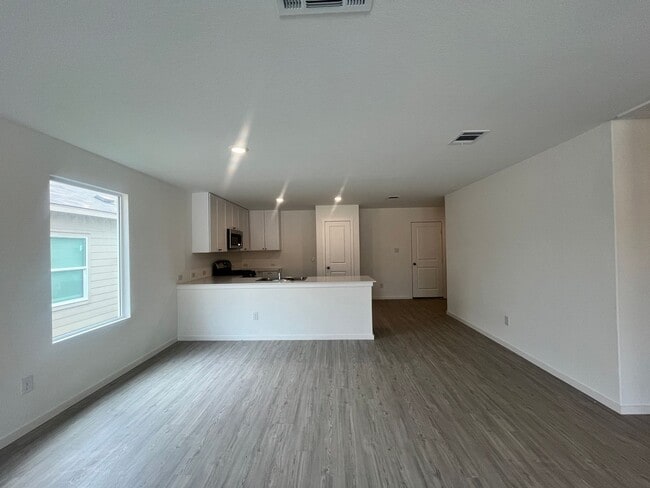 Building Photo - Charming 3 Bedroom/2 Bath Home *St. Hedwig...