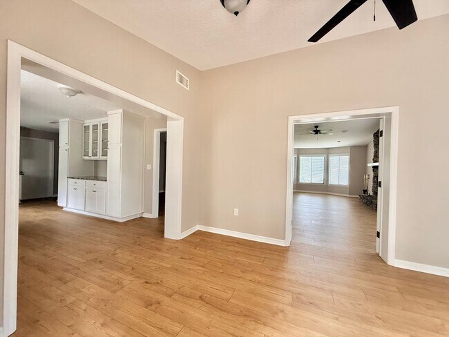 Building Photo - Large and Stunning 2700sqft Newly Renovated 3BR 3BTH!