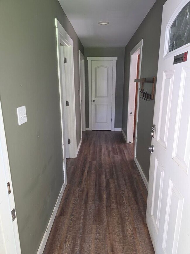 Building Photo - 3 bedroom home Eau Claire
