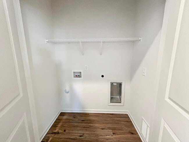 Building Photo - 3 Bed, 2 Bath Home with Garage / Pet-Friendly / Vouchers Accepted / Coming Soon!