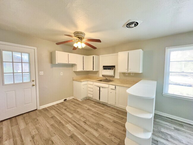 Building Photo - 825 Bethune St