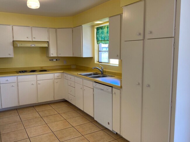 Building Photo - Scottsdale 4 Bed. 1.75 Bath located In Tow...