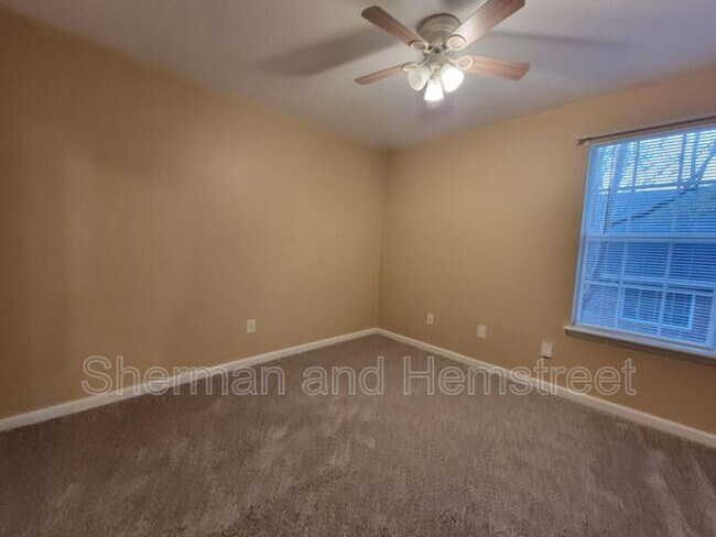Building Photo - 914 Cannock St