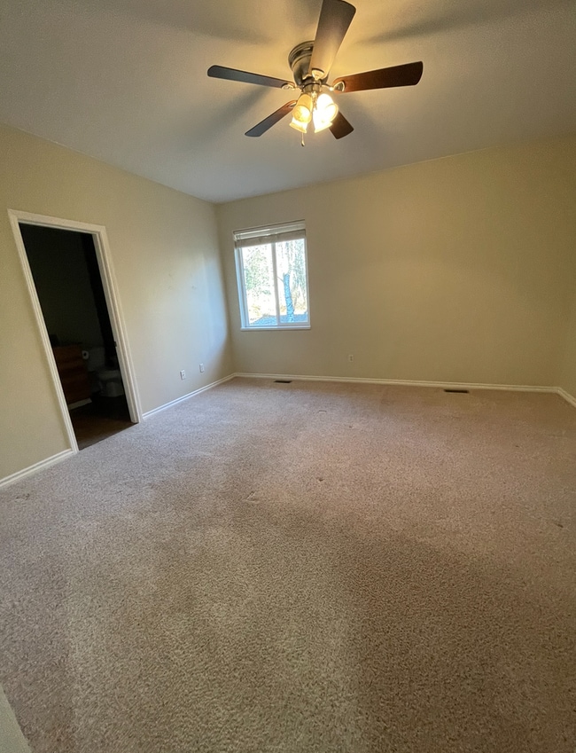 Building Photo - Private and conveniently located 3 bedroom...