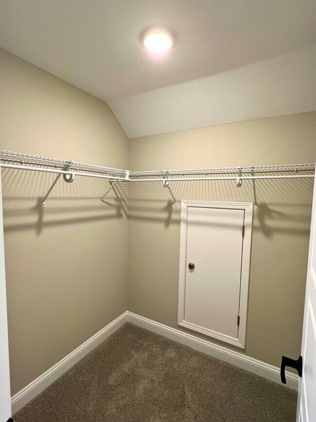 Building Photo - 3/2 fenced in yard & access to amenities!!