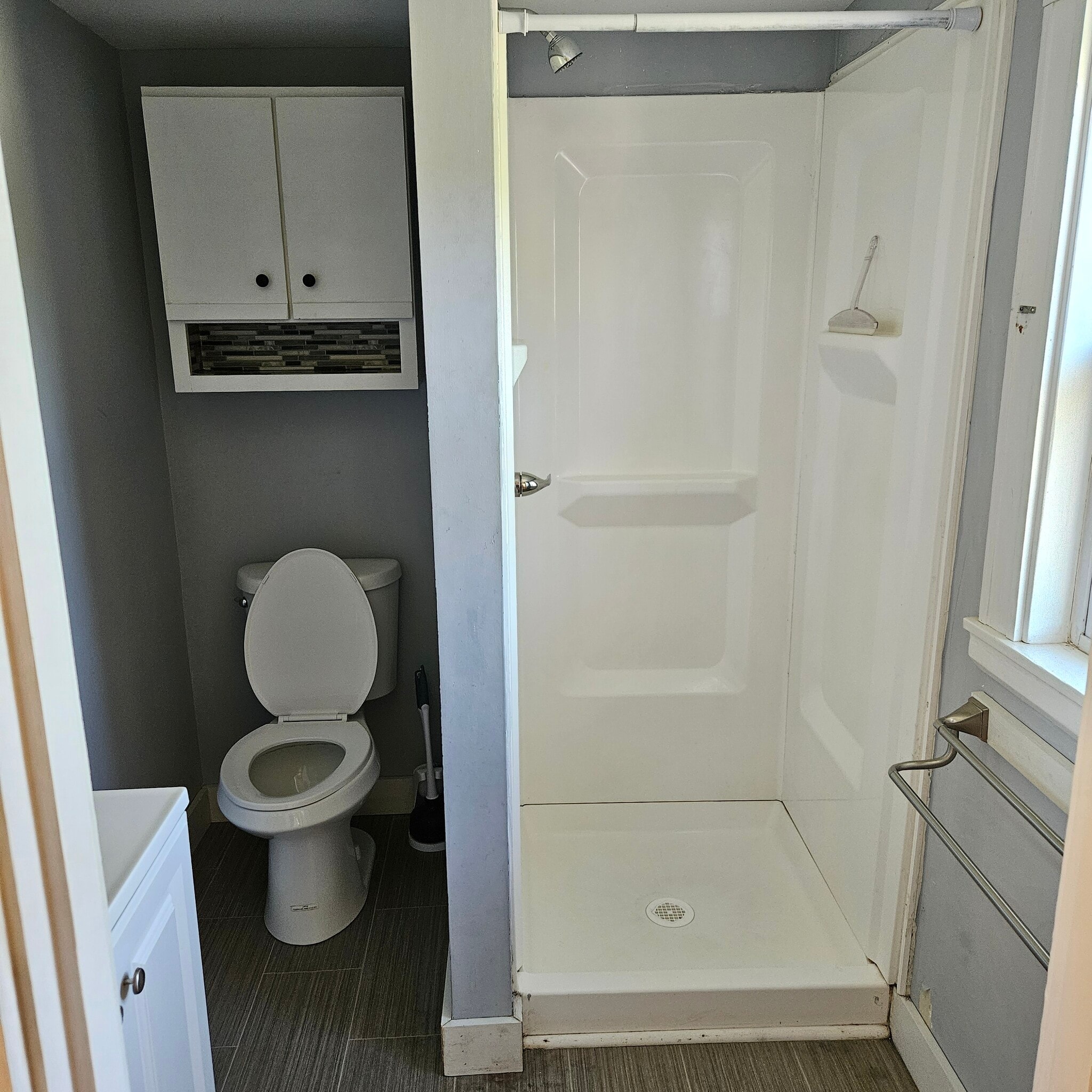 Bathroom shower, no tub - 1011 Main St