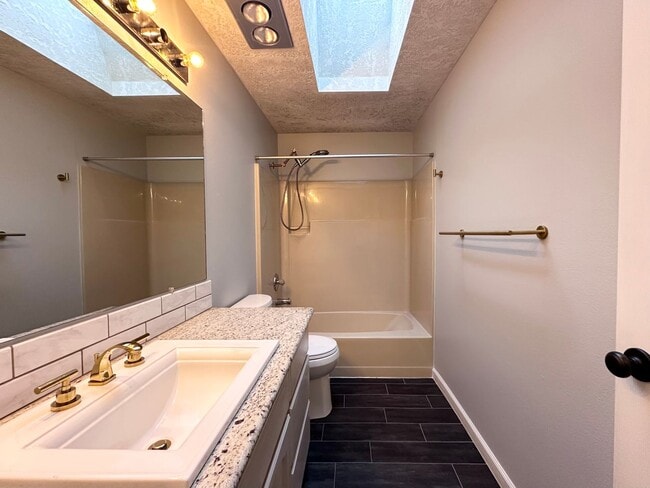 Building Photo - 3 Bed 2.5 Bath 3 Level Home w/ Furnished B...