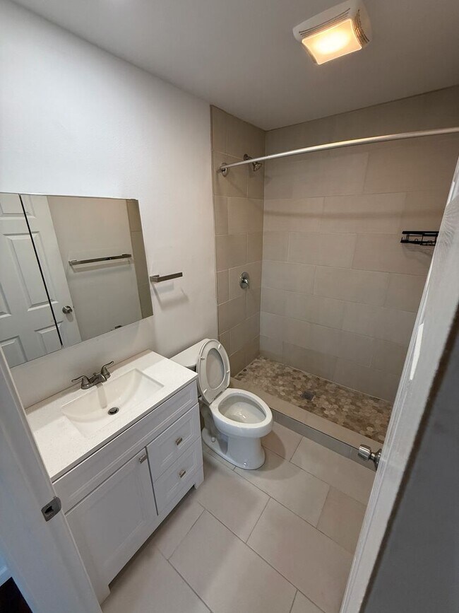 Building Photo - Spring Special! ONE MONTH FREE RENT! Moder...