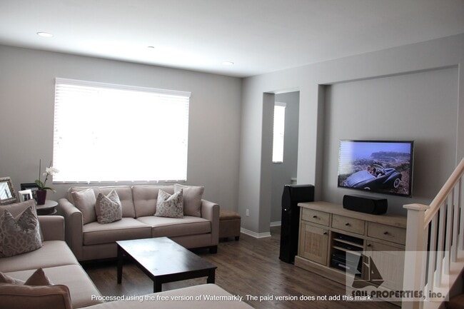 Building Photo - Beautiful Upgraded 3 Bd 3.5 Bth w/Large Bo...