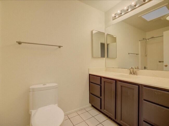Building Photo - 3 Bed/2 Bath- GREAT Location Near Downtown