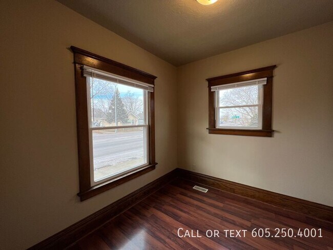 Building Photo - 4 Bedroom 2 Bathroom w/ Single Stall Garag...