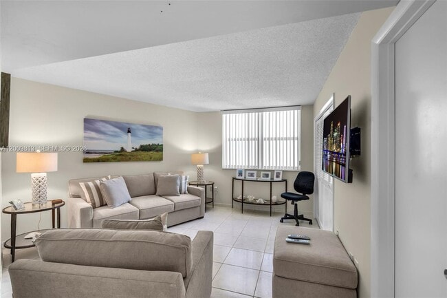 Building Photo - 600 Grapetree Dr