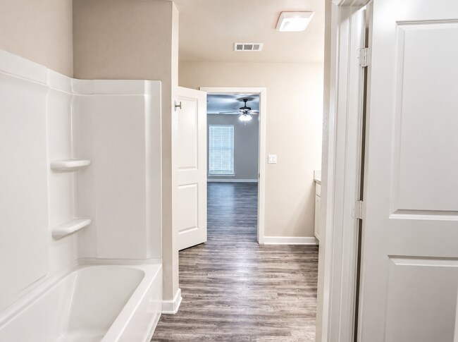 Building Photo - Available JUNE 15TH: Stylish & Spacious Home Perfect for Families