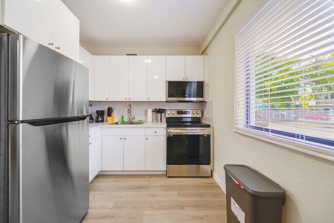 Building Photo - 700 SW 11th Ave