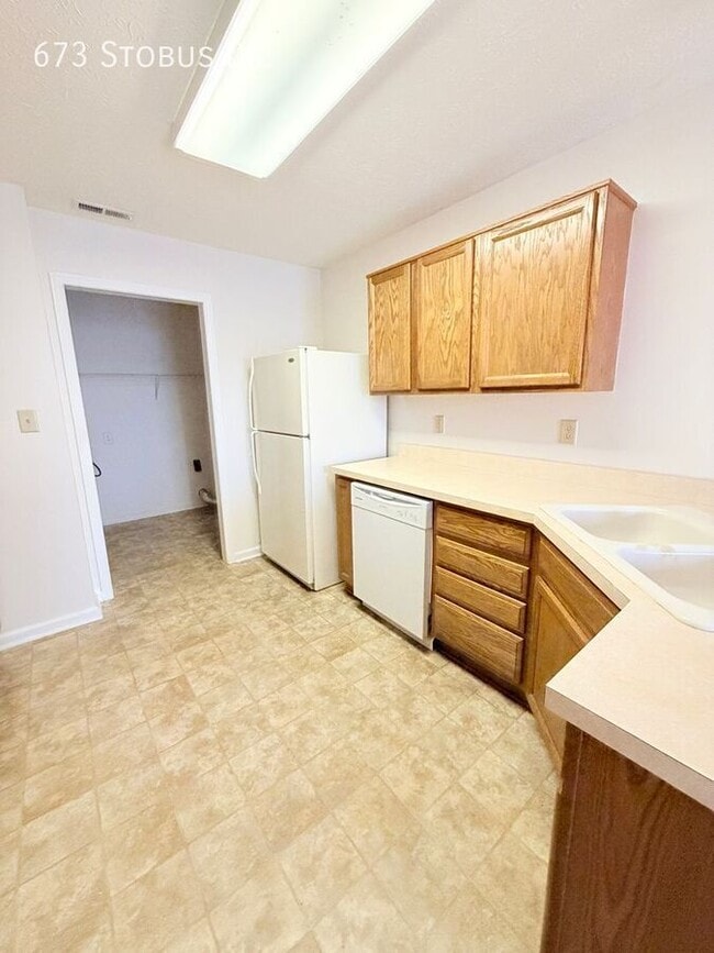 Building Photo - 673 Stobus Dr