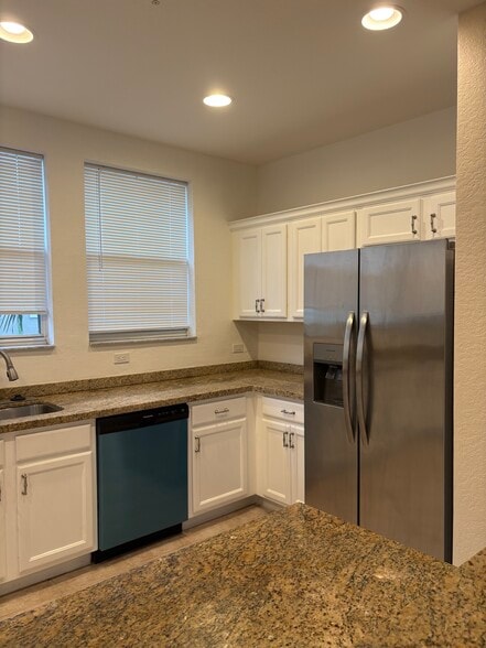 Building Photo - 833 Millbrae Ct