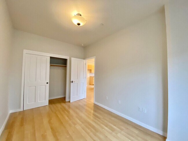 Building Photo - 140 Valley Oak Dr