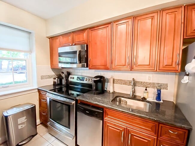 Building Photo - Tastefully Renovated 2 Bedroom 1 Bathroom ...